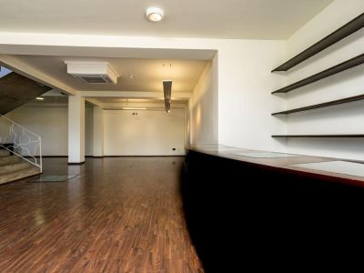 Oportunidad única: vivienda y local comercial en venta en Benissa con amplio parking
