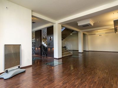 Oportunidad única: vivienda y local comercial en venta en Benissa con amplio parking