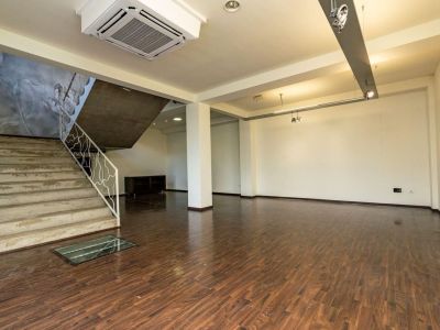 Oportunidad única: vivienda y local comercial en venta en Benissa con amplio parking