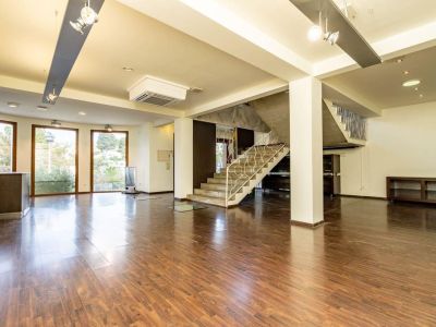 Oportunidad única: vivienda y local comercial en venta en Benissa con amplio parking