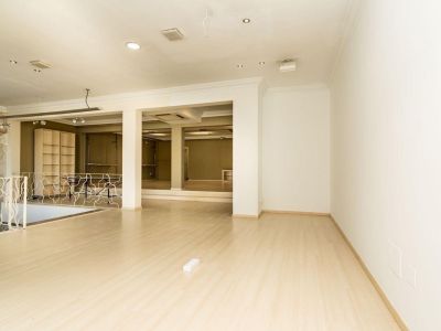 Oportunidad única: vivienda y local comercial en venta en Benissa con amplio parking