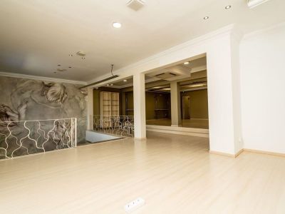 Oportunidad única: vivienda y local comercial en venta en Benissa con amplio parking