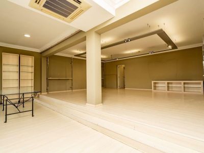 Oportunidad única: vivienda y local comercial en venta en Benissa con amplio parking