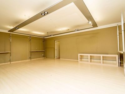 Oportunidad única: vivienda y local comercial en venta en Benissa con amplio parking