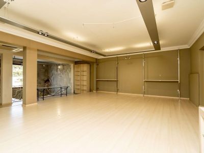 Oportunidad única: vivienda y local comercial en venta en Benissa con amplio parking