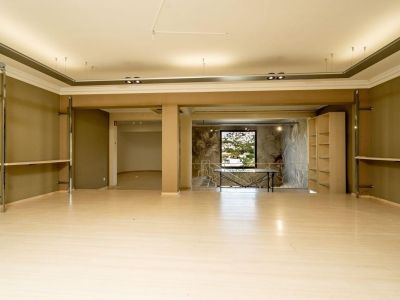 Oportunidad única: vivienda y local comercial en venta en Benissa con amplio parking