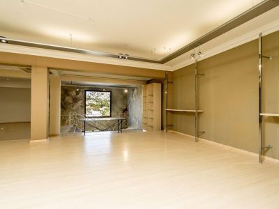Oportunidad única: vivienda y local comercial en venta en Benissa con amplio parking