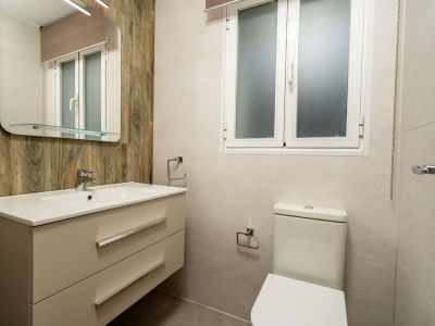 Oportunidad única: vivienda y local comercial en venta en Benissa con amplio parking