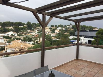 Oportunidad única: vivienda y local comercial en venta en Benissa con amplio parking