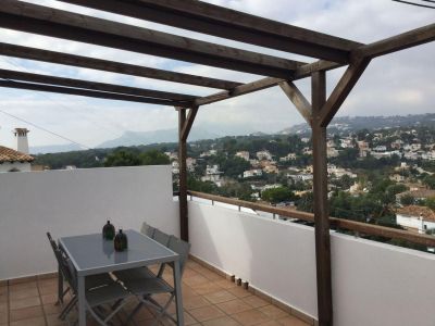 Oportunidad única: vivienda y local comercial en venta en Benissa con amplio parking