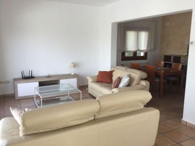 Oportunidad única: vivienda y local comercial en venta en Benissa con amplio parking