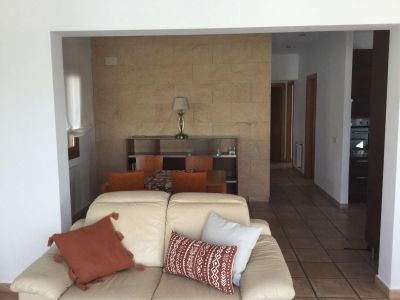 Oportunidad única: vivienda y local comercial en venta en Benissa con amplio parking