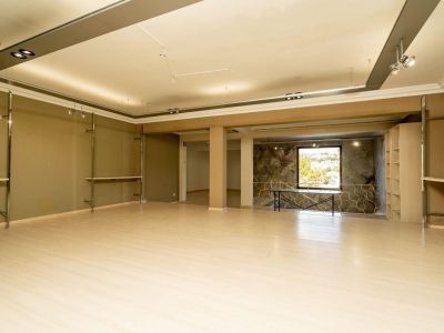 Oportunidad única: vivienda y local comercial en venta en Benissa con amplio parking