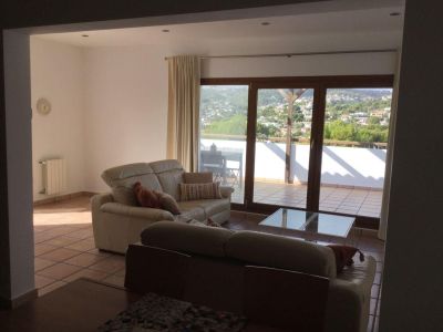 Oportunidad única: vivienda y local comercial en venta en Benissa con amplio parking