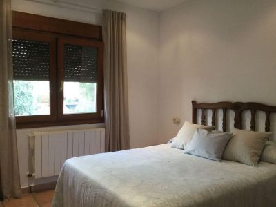 Oportunidad única: vivienda y local comercial en venta en Benissa con amplio parking