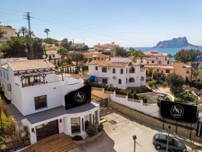 Oportunidad única: vivienda y local comercial en venta en Benissa con amplio parking