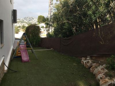 Oportunidad única: vivienda y local comercial en venta en Benissa con amplio parking