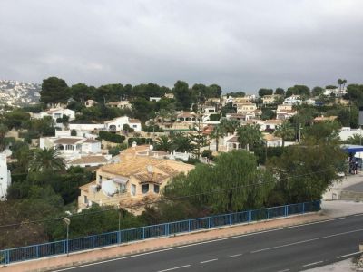 Oportunidad única: vivienda y local comercial en venta en Benissa con amplio parking