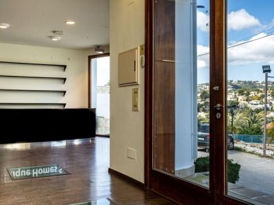 Oportunidad única: vivienda y local comercial en venta en Benissa con amplio parking