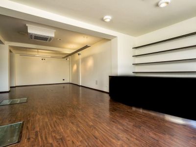 Oportunidad única: vivienda y local comercial en venta en Benissa con amplio parking