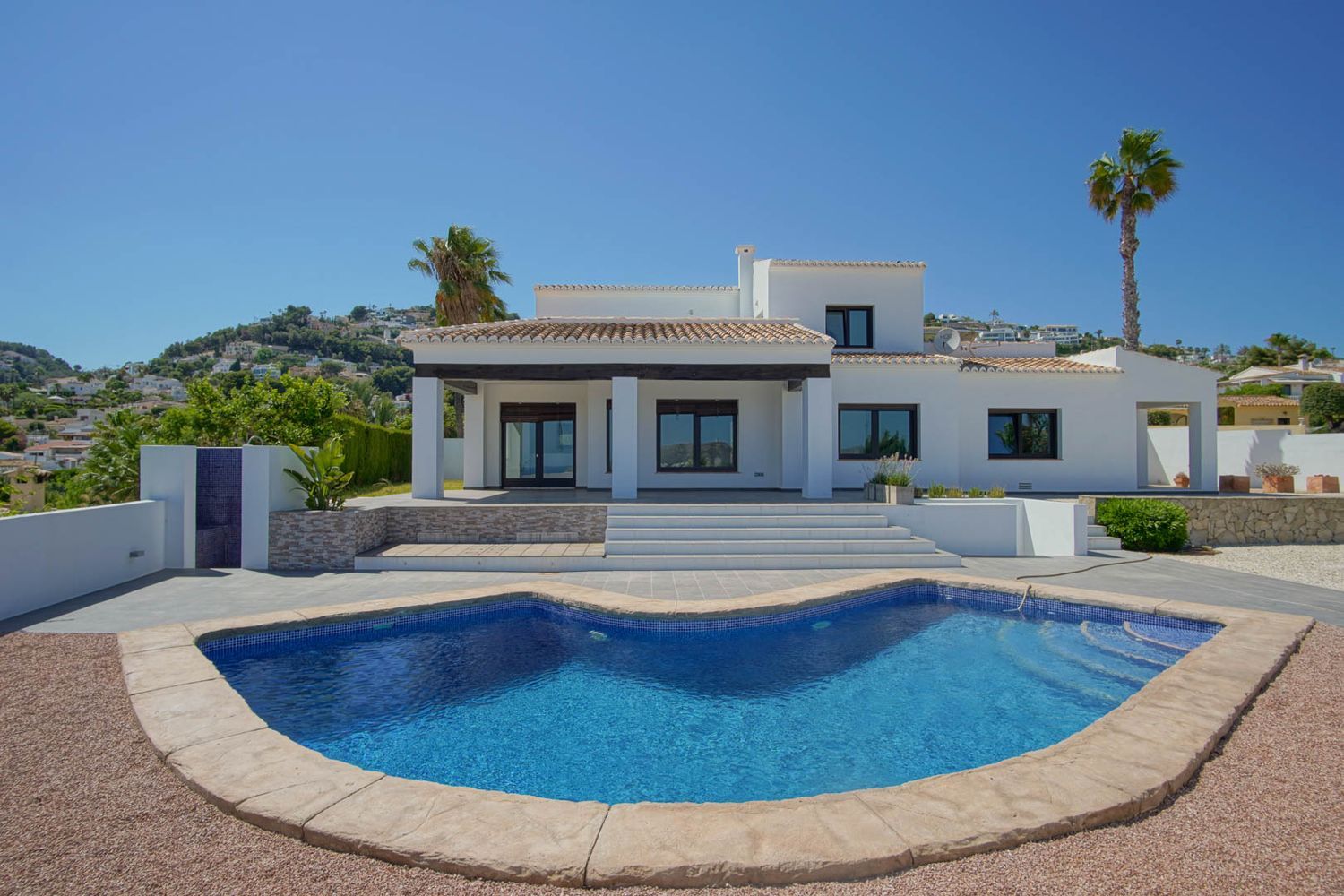 Villa de estilo mediterráneo en venta en Moraira con vistas panorámicas al mar.
