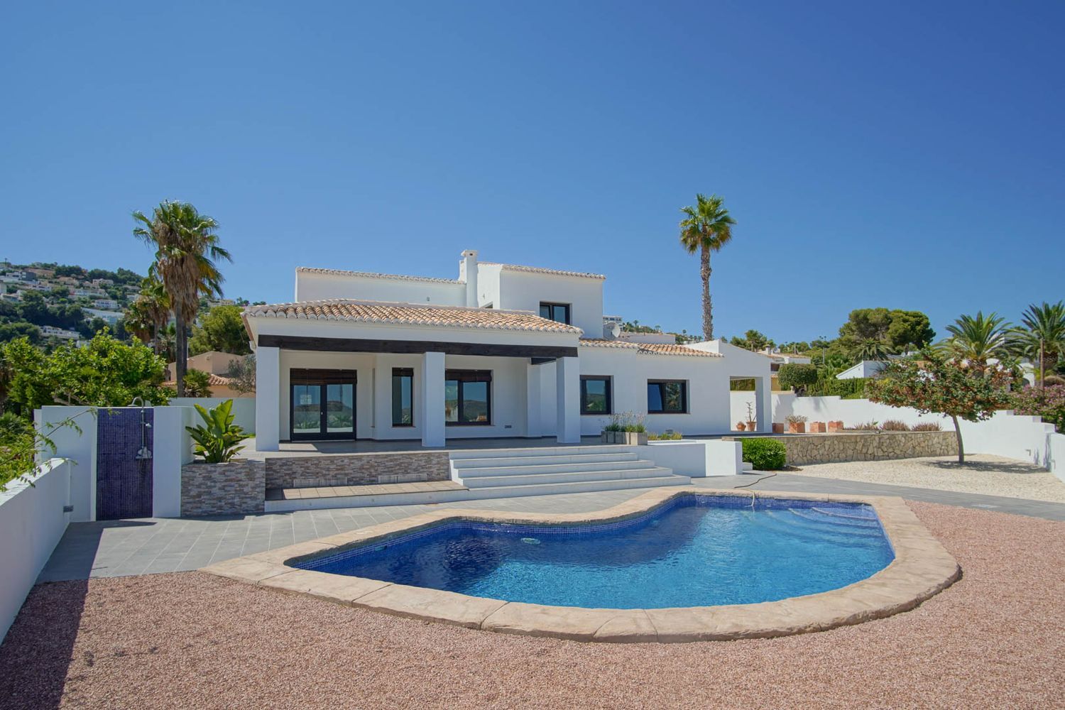 Villa de estilo mediterráneo en venta en Moraira con vistas panorámicas al mar.