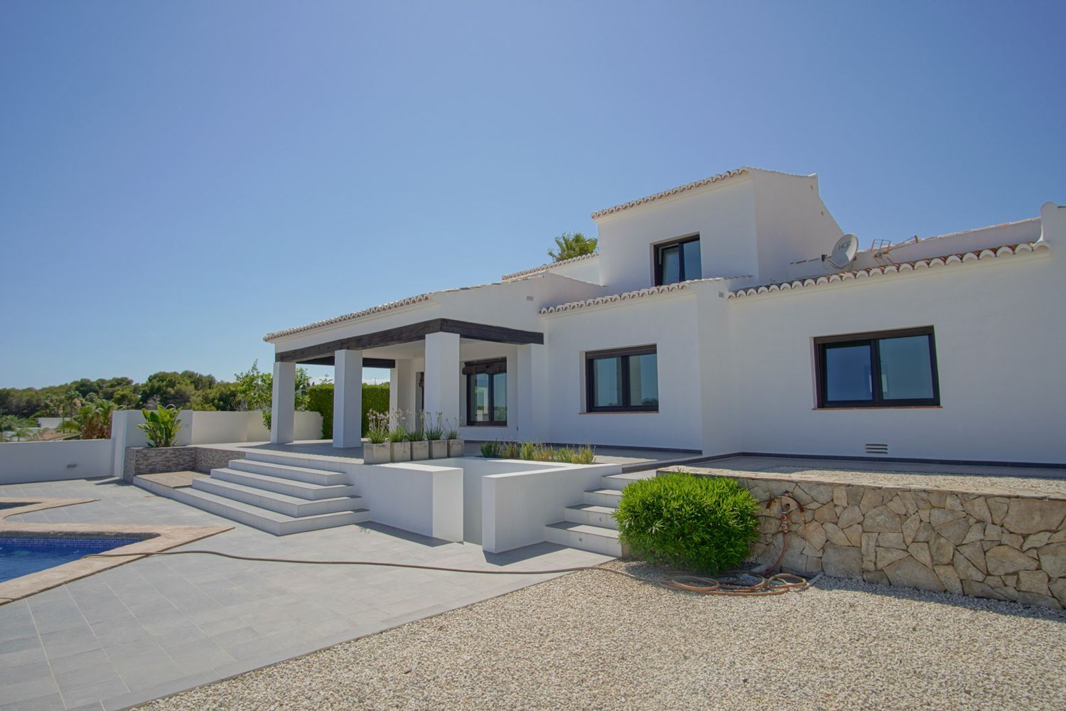 Villa de estilo mediterráneo en venta en Moraira con vistas panorámicas al mar.