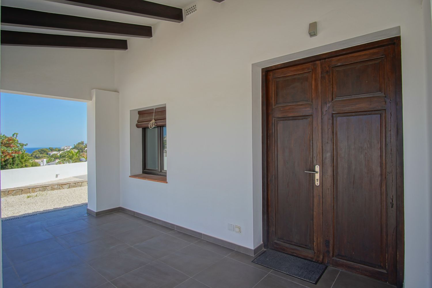 Villa de estilo mediterráneo en venta en Moraira con vistas panorámicas al mar.