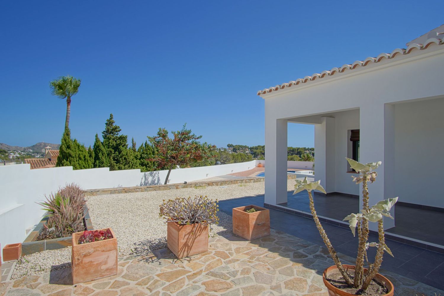 Villa de estilo mediterráneo en venta en Moraira con vistas panorámicas al mar.