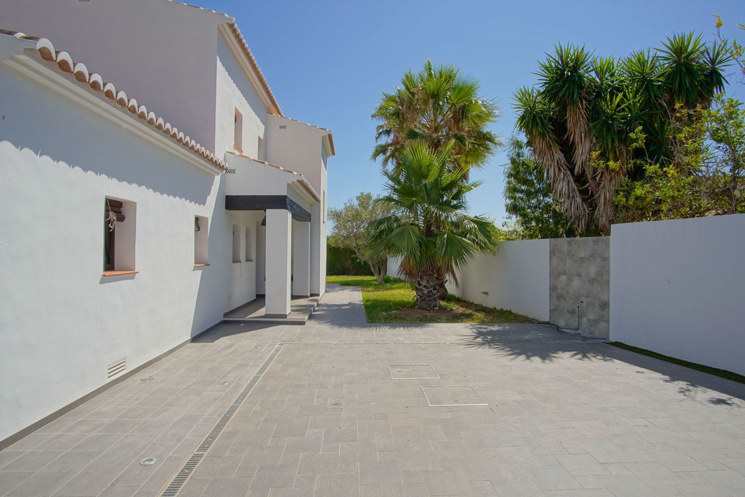 Villa de estilo mediterráneo en venta en Moraira con vistas panorámicas al mar.