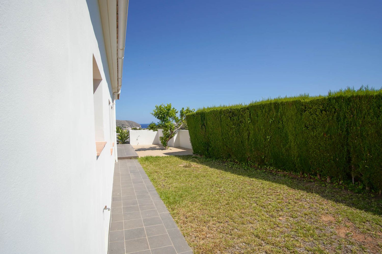 Villa de estilo mediterráneo en venta en Moraira con vistas panorámicas al mar.