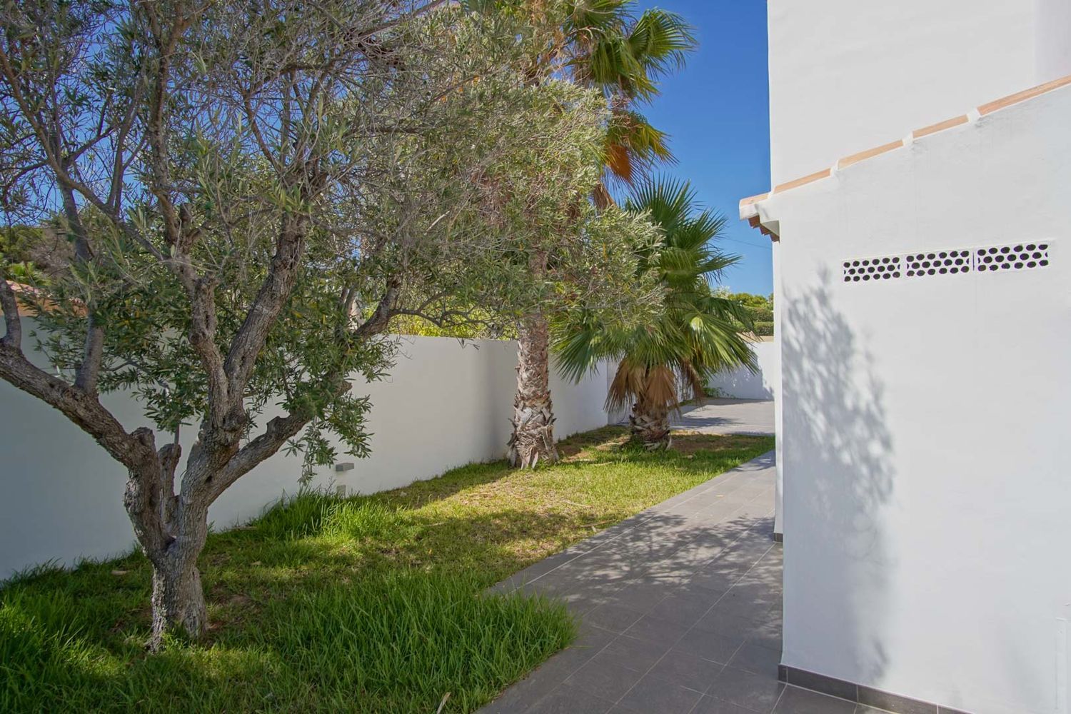 Villa de estilo mediterráneo en venta en Moraira con vistas panorámicas al mar.