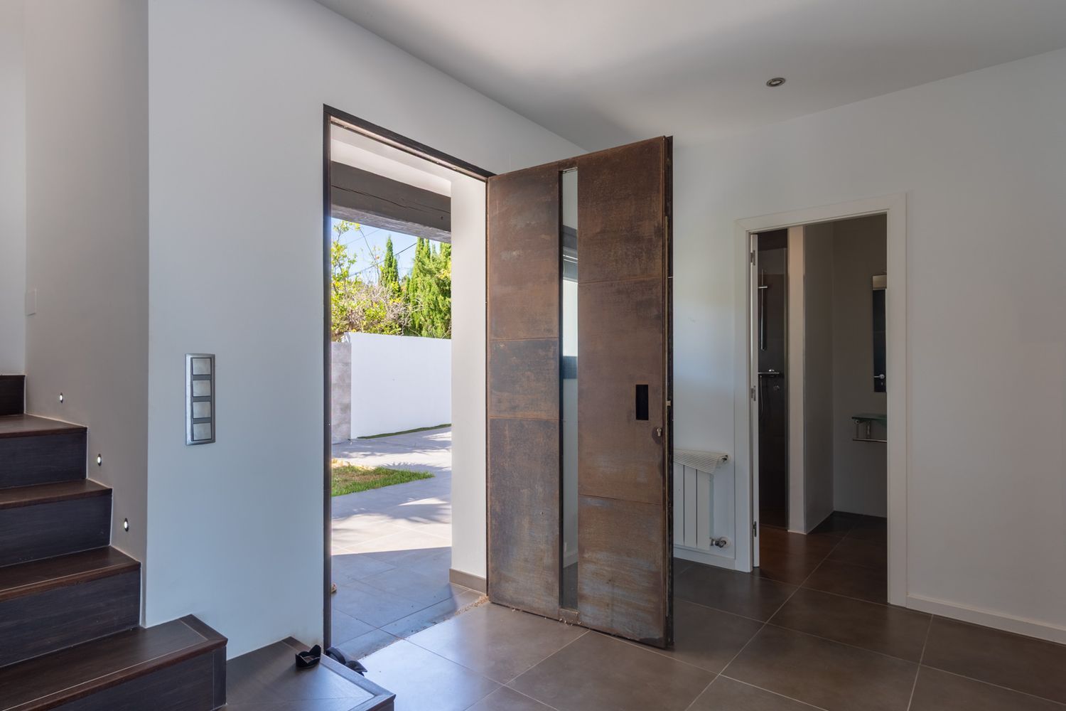 Villa de estilo mediterráneo en venta en Moraira con vistas panorámicas al mar.