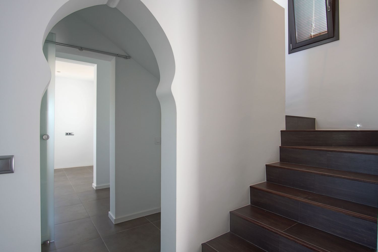 Villa de estilo mediterráneo en venta en Moraira con vistas panorámicas al mar.