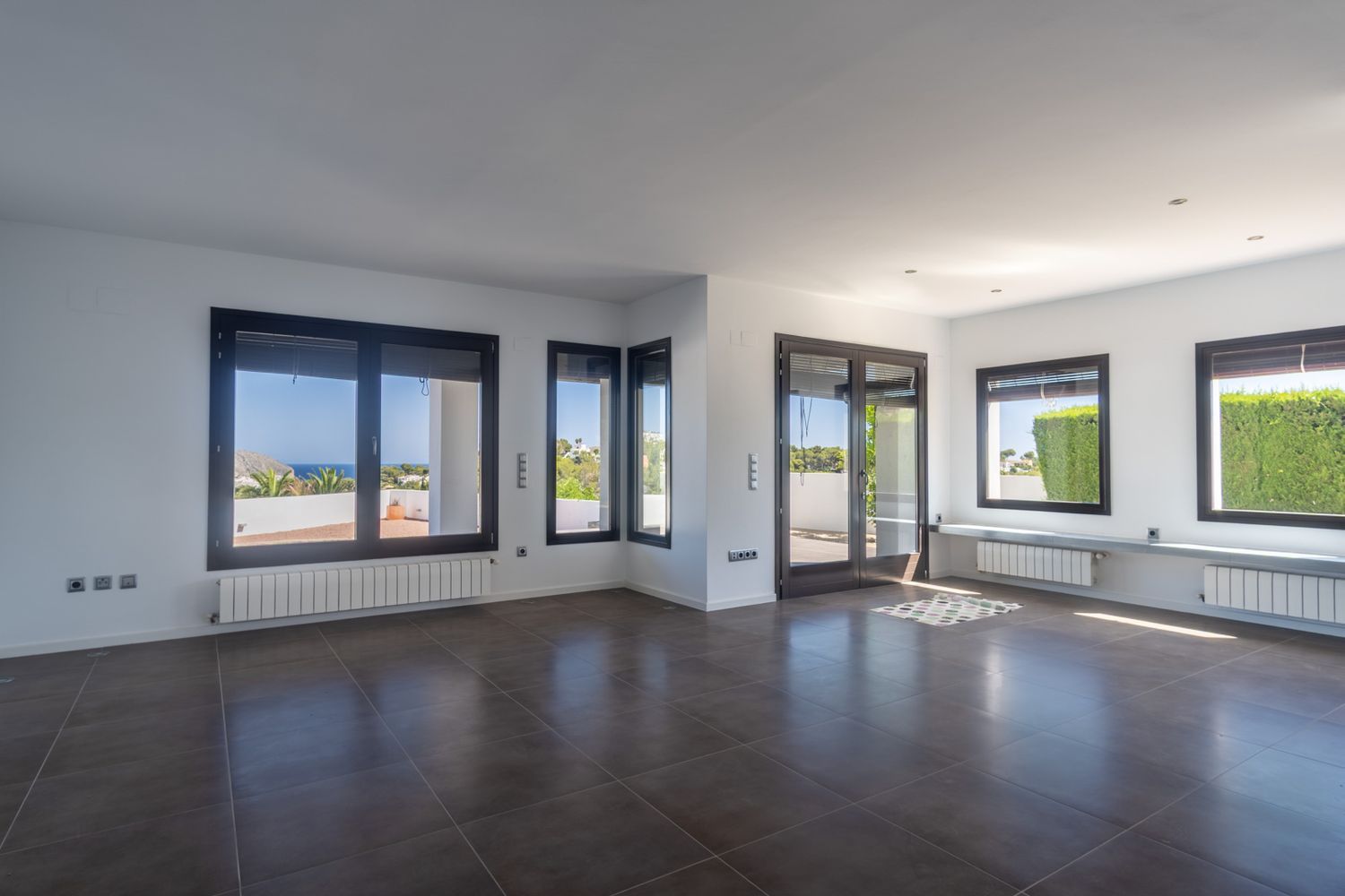 Villa de estilo mediterráneo en venta en Moraira con vistas panorámicas al mar.