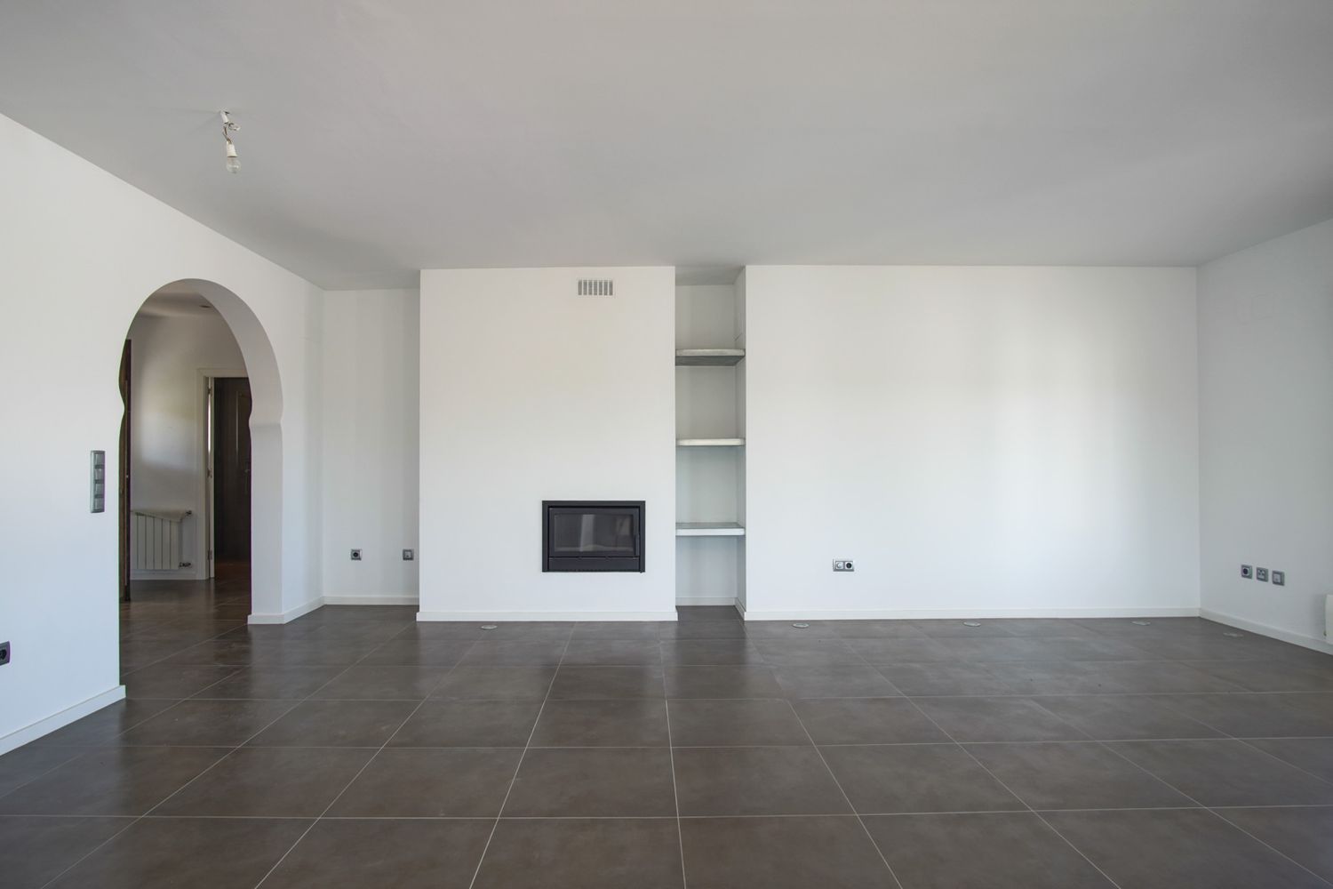Villa de estilo mediterráneo en venta en Moraira con vistas panorámicas al mar.