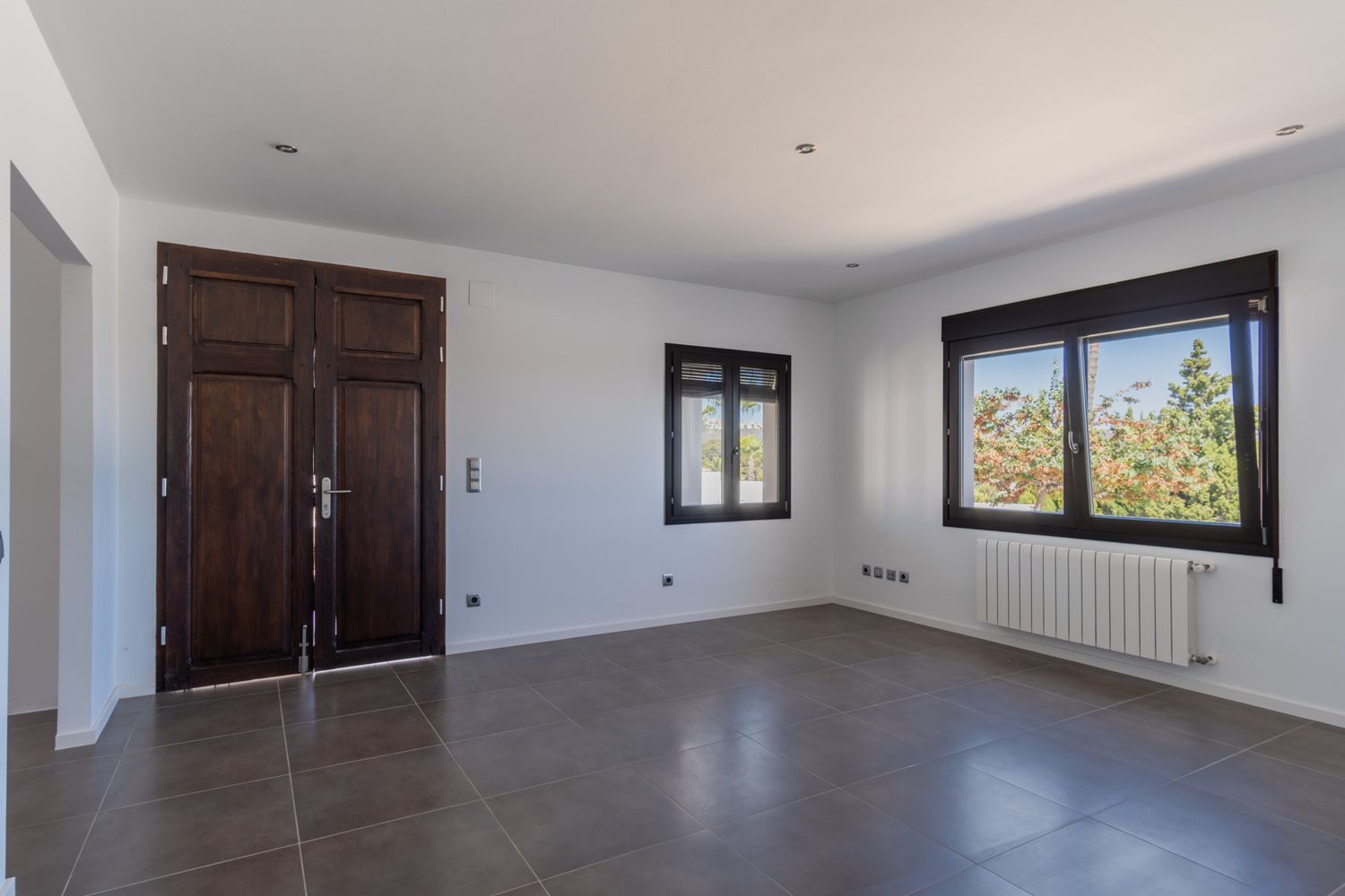 Villa de estilo mediterráneo en venta en Moraira con vistas panorámicas al mar.