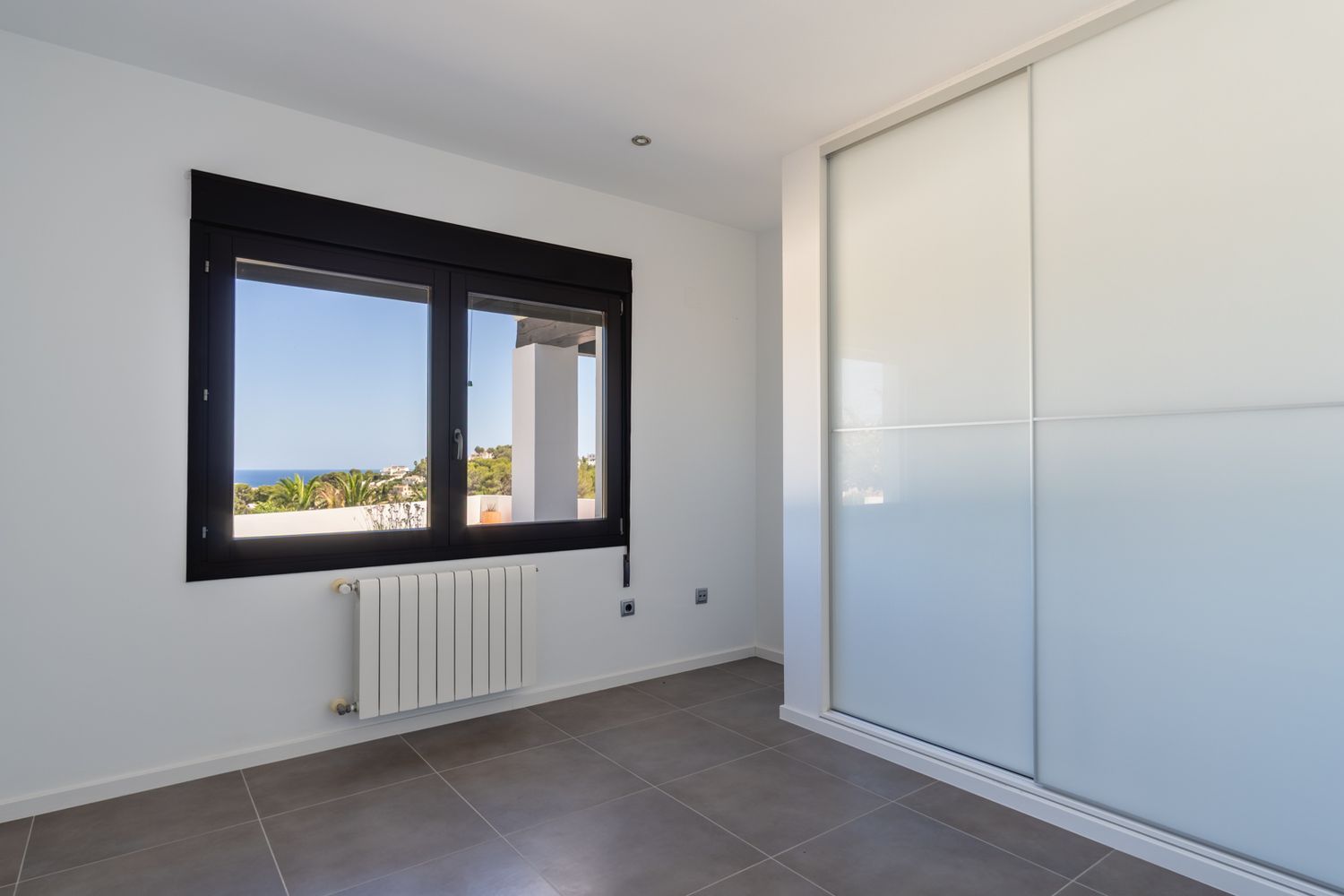 Villa de estilo mediterráneo en venta en Moraira con vistas panorámicas al mar.