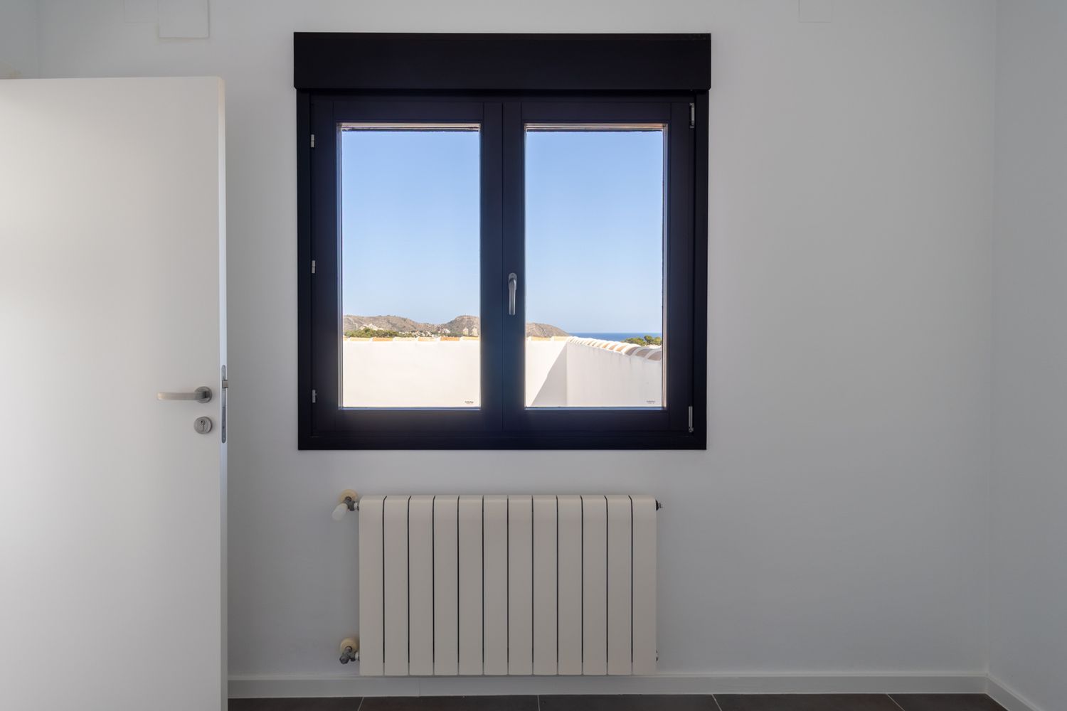 Villa de estilo mediterráneo en venta en Moraira con vistas panorámicas al mar.
