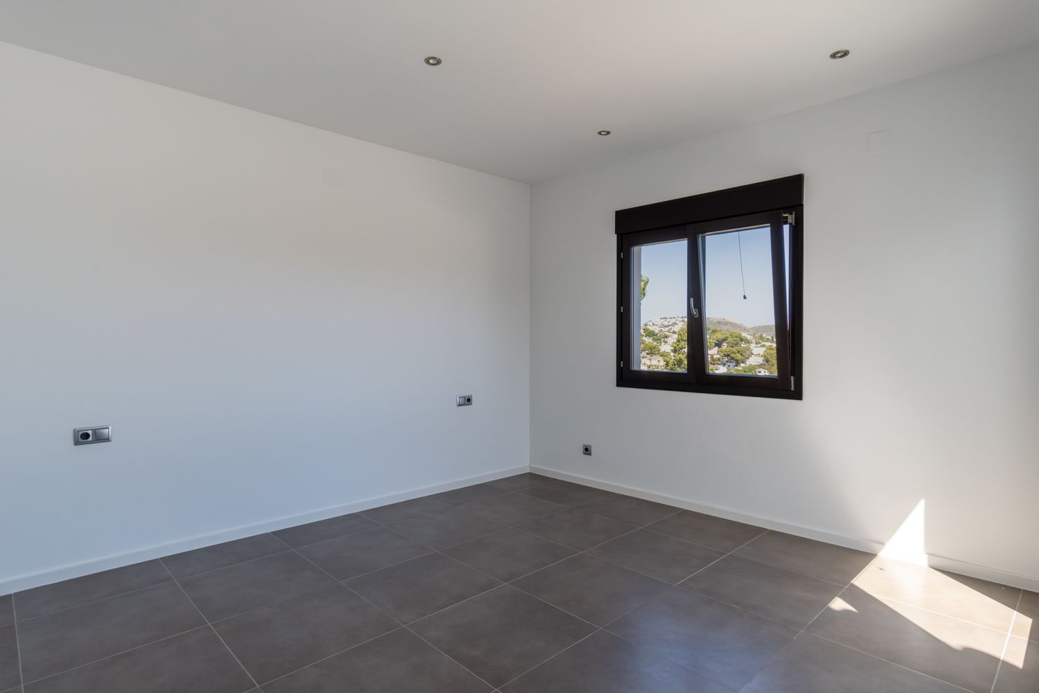 Villa de estilo mediterráneo en venta en Moraira con vistas panorámicas al mar.