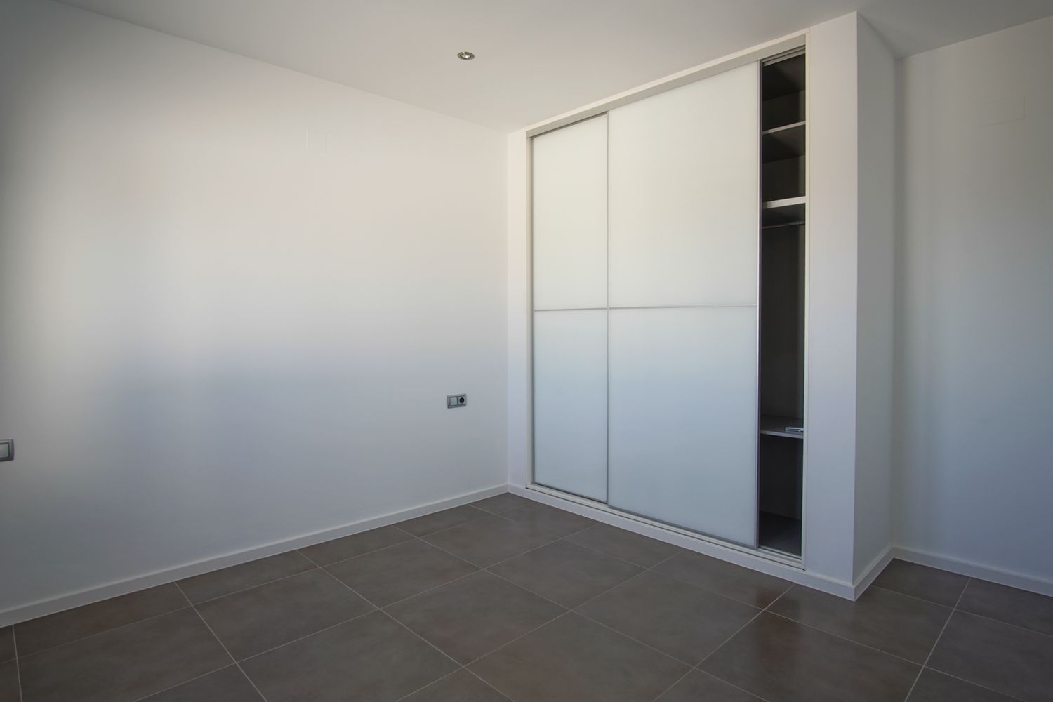 Villa de estilo mediterráneo en venta en Moraira con vistas panorámicas al mar.