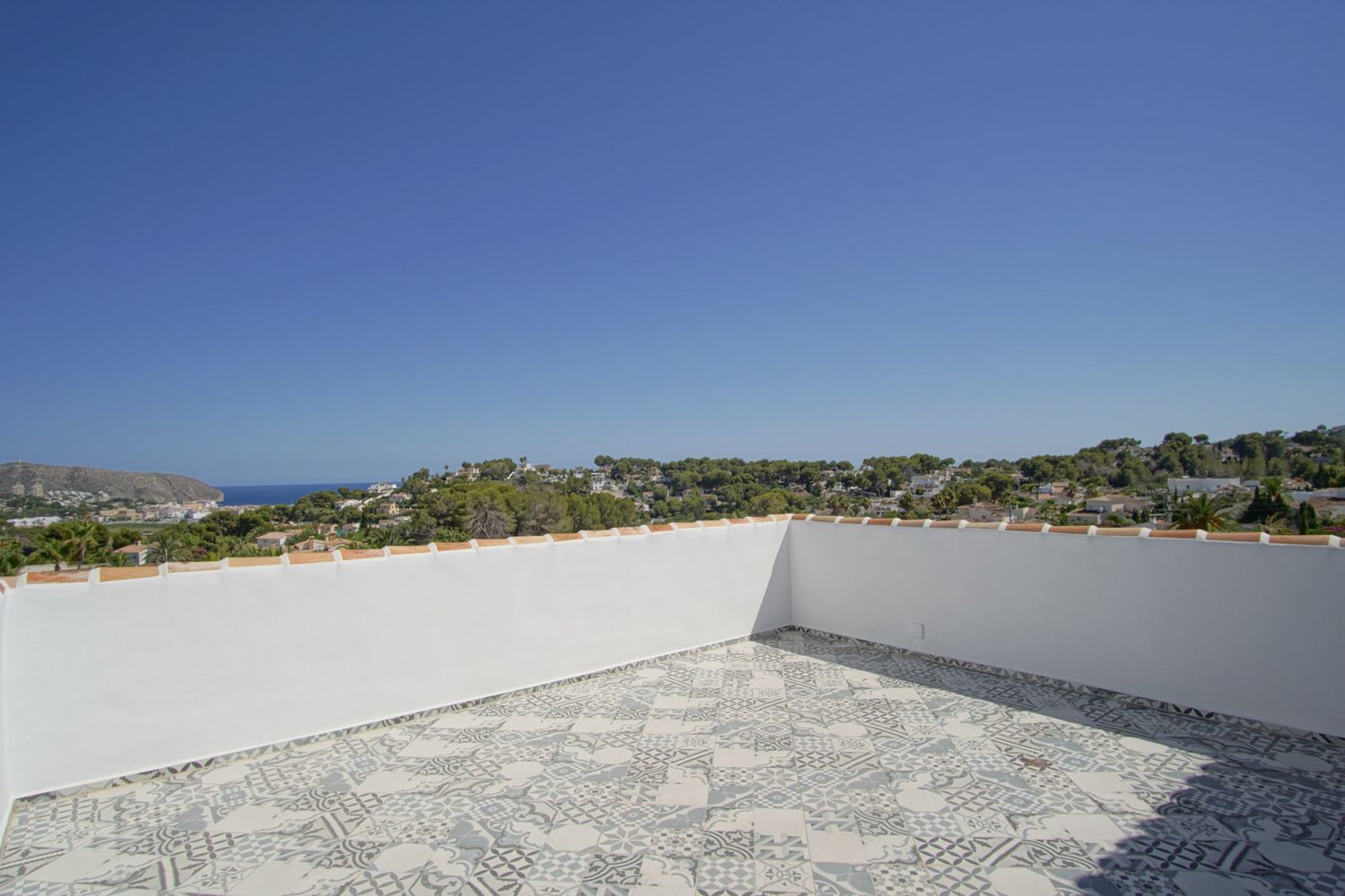 Villa de estilo mediterráneo en venta en Moraira con vistas panorámicas al mar.