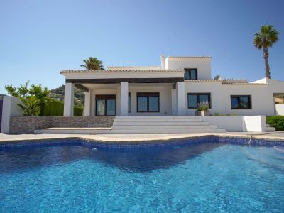 Villa de estilo mediterráneo en venta en Moraira con vistas panorámicas al mar.