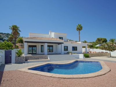 Villa de estilo mediterráneo en venta en Moraira con vistas panorámicas al mar.