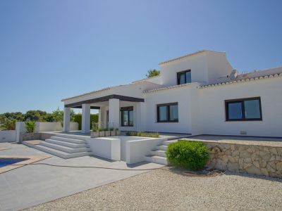 Villa de estilo mediterráneo en venta en Moraira con vistas panorámicas al mar.