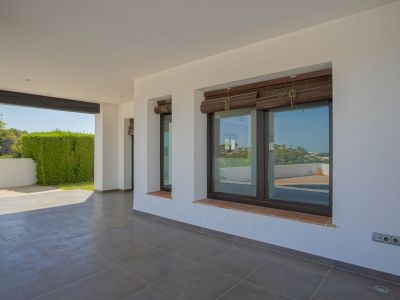 Villa de estilo mediterráneo en venta en Moraira con vistas panorámicas al mar.