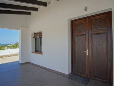 Villa de estilo mediterráneo en venta en Moraira con vistas panorámicas al mar.