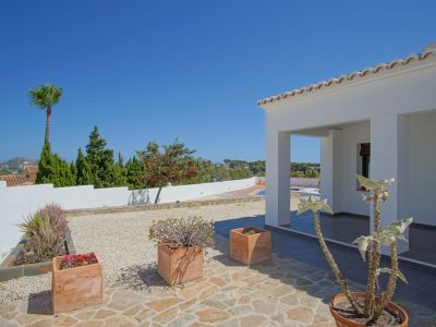 Villa de estilo mediterráneo en venta en Moraira con vistas panorámicas al mar.