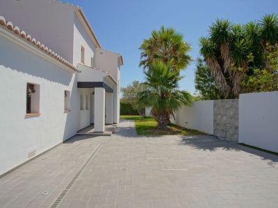 Villa de estilo mediterráneo en venta en Moraira con vistas panorámicas al mar.