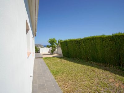 Villa de estilo mediterráneo en venta en Moraira con vistas panorámicas al mar.